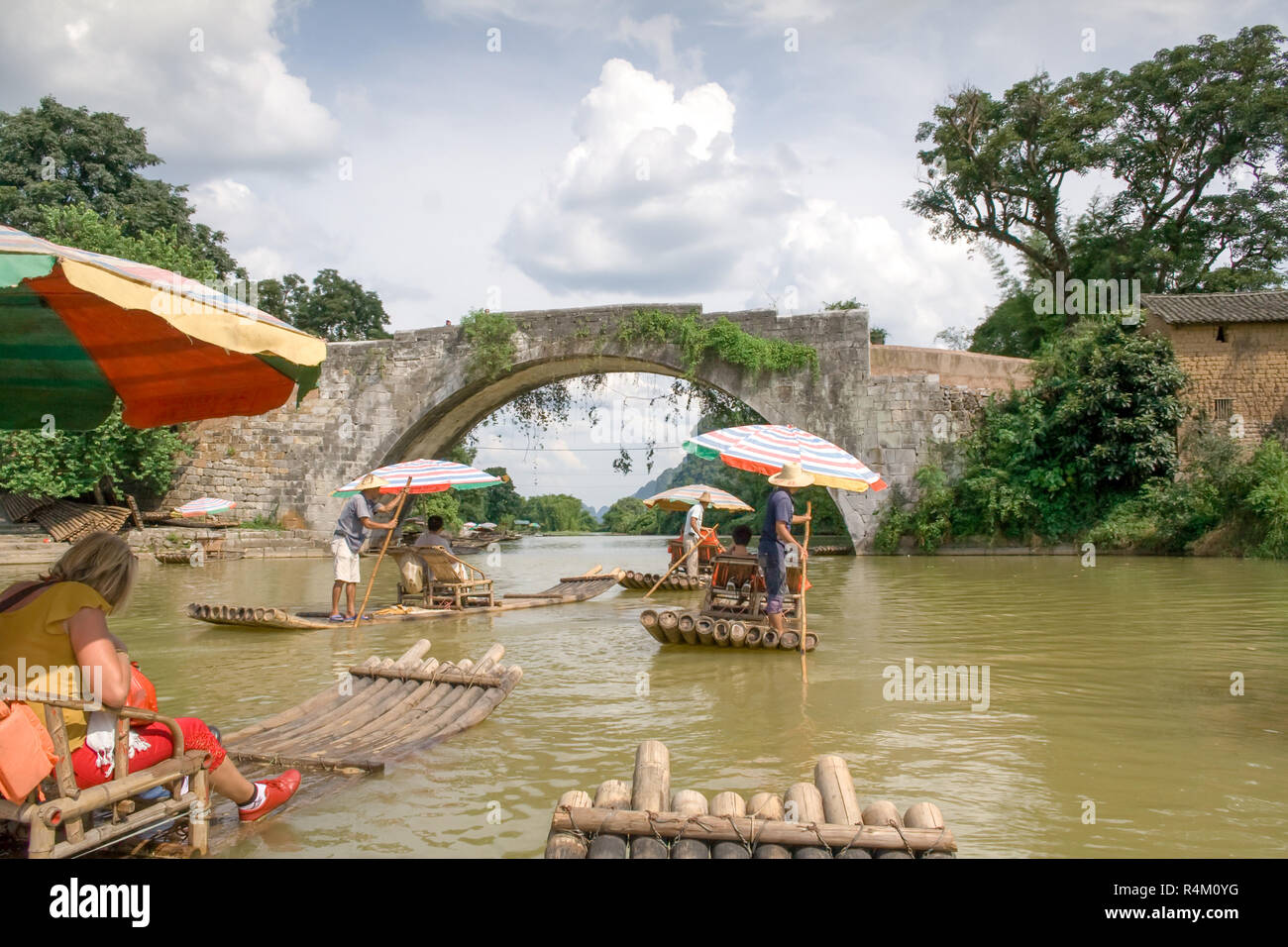 Hangzhou, Chine - 14 juillet 2010 : en radeau de bambou sur la rivière Yulong, Yangshuo, Guangxi, Chine. La manière la plus populaire de profiter du paysage de l'Y Banque D'Images
