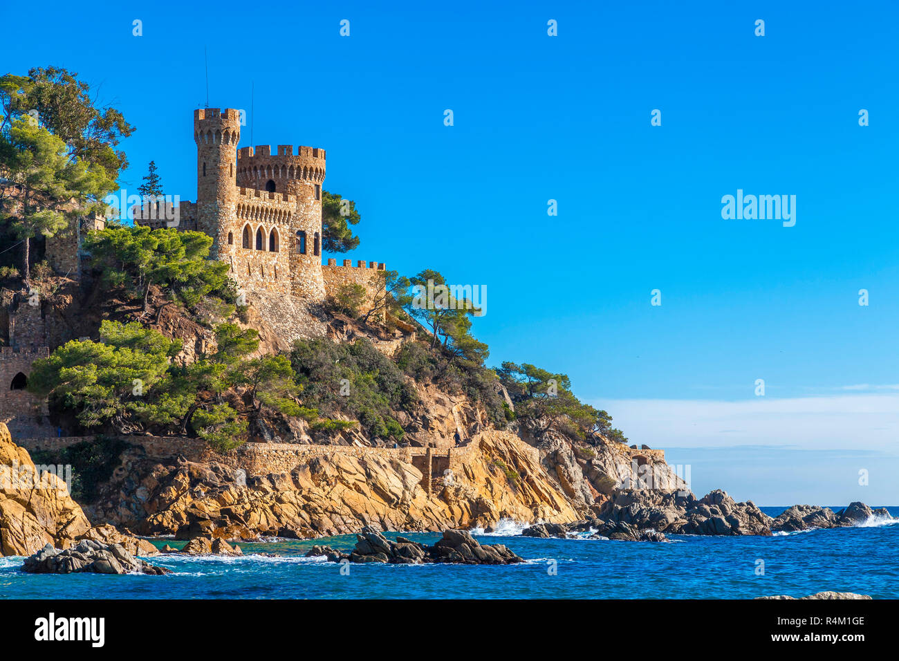 Costa Brava, Espagne. Château sur les rochers à Lloret de Mar. Banque D'Images