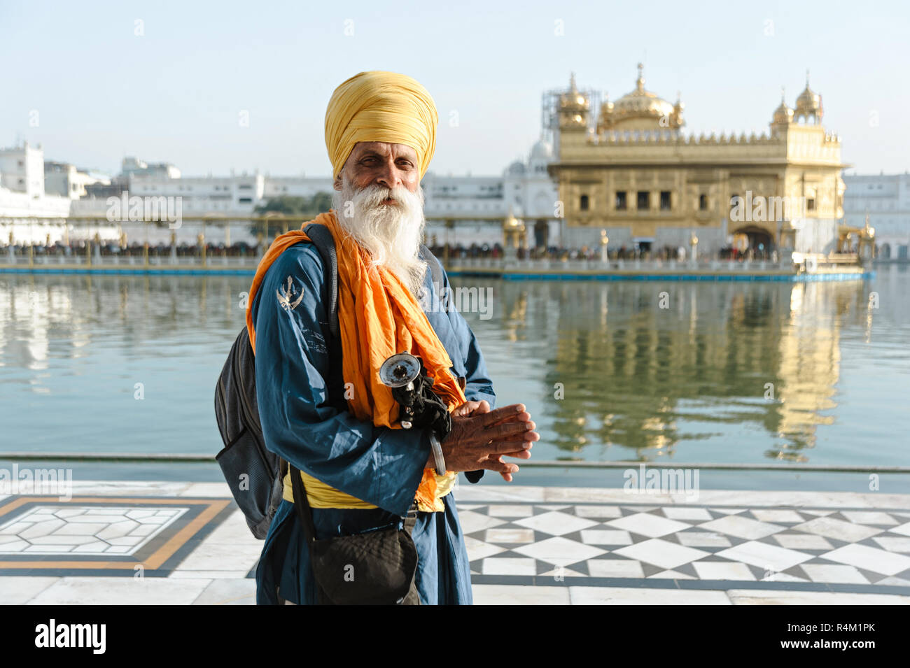 Vieux Mans sikh indiens portrait dans le temple d'or. 26 février 2018 d'Amritsar, en Inde. Banque D'Images