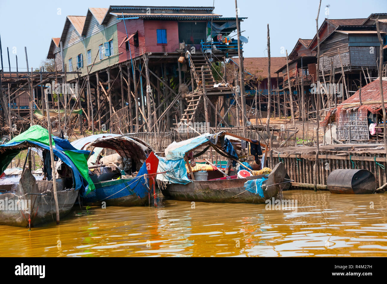 Village de pêcheurs sur pilotis ou guindé, maisons en saison sèche, situé sur les rives d'un estuaire de le brancher sur le lac Tonle Sap, Cambodge Banque D'Images