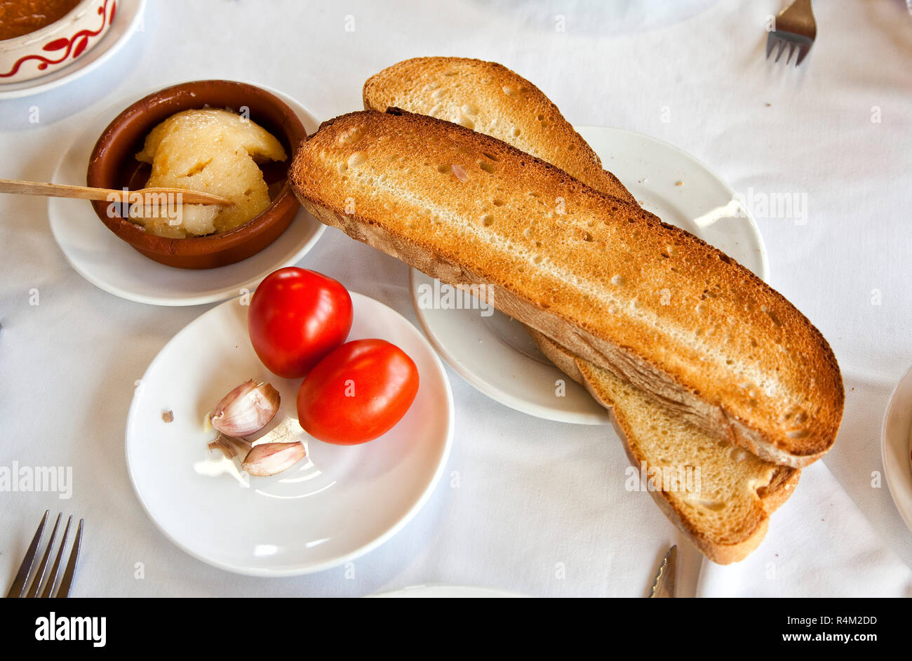 Pa amb tomaquet, pain à la tomate. La tradition typiquement catalane, l'Espagne. Banque D'Images