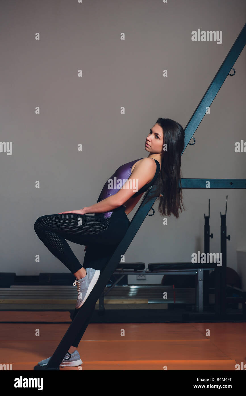 Jolie jeune femme ou fille mignonne avec slim fit corps dans une salle de sport. Banque D'Images