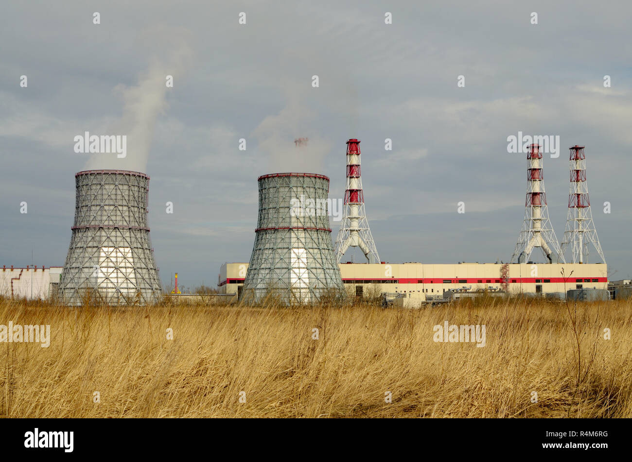 Énergie thermique se trouve dans l'fieldYou peut voir ses gros et cheminées. Banque D'Images