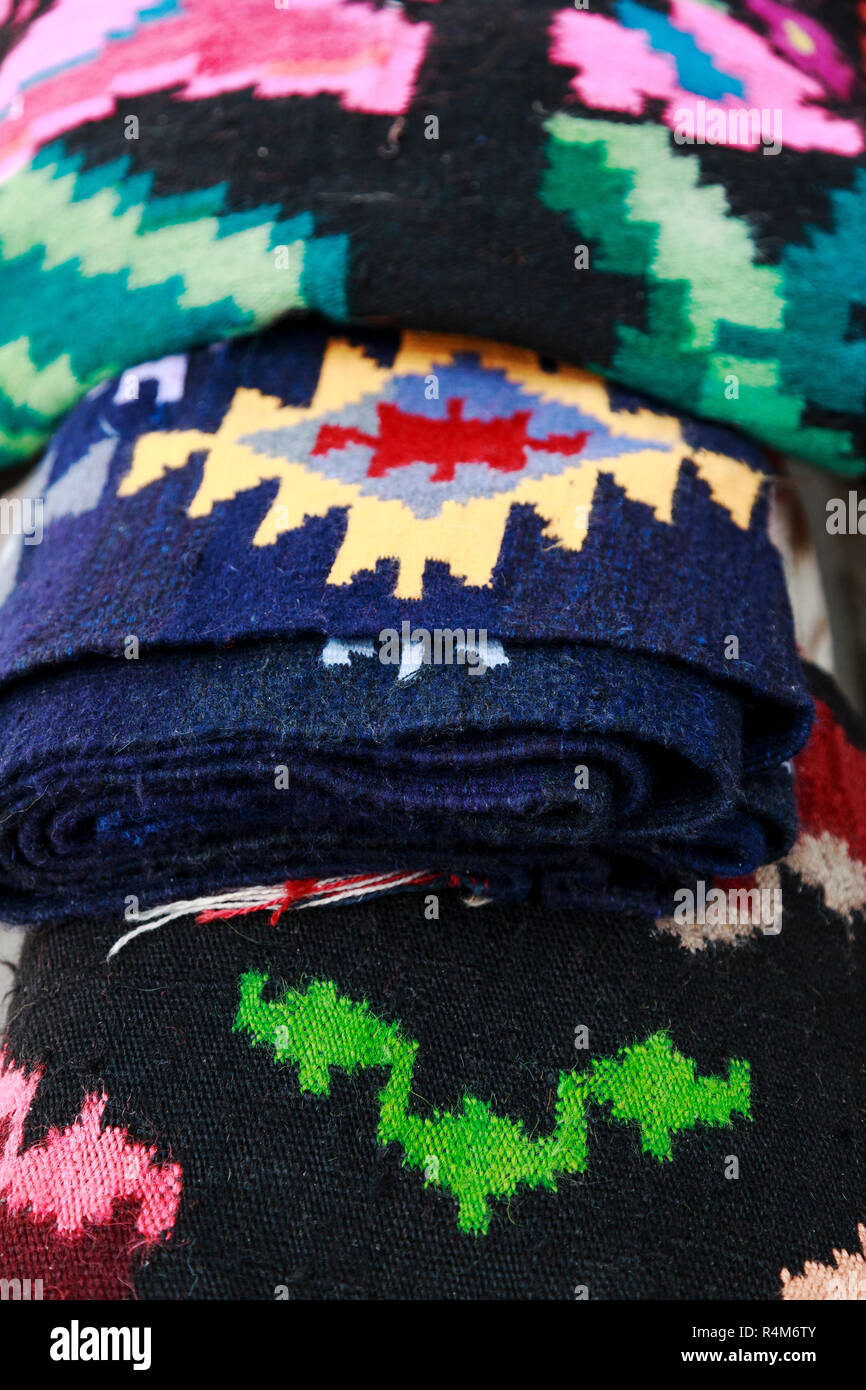 Close up de tapis traditionnels fabriqués à la main à partir de la Roumanie avec différentes couleurs et dessins Banque D'Images