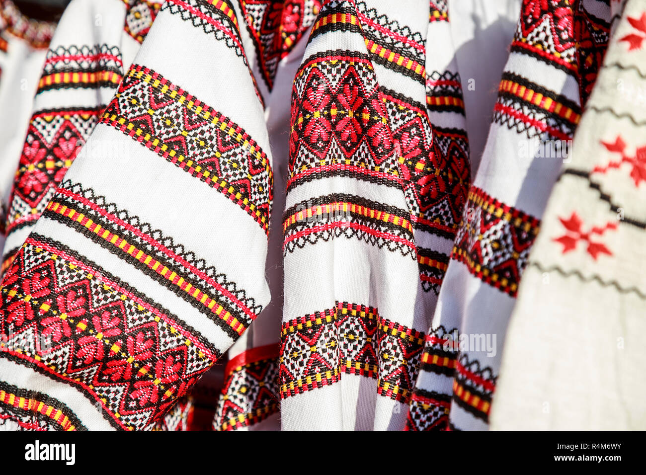 Close-up costume traditionnel roumain, Ie. C'est à dire chemise traditionnelle roumaine. Banque D'Images