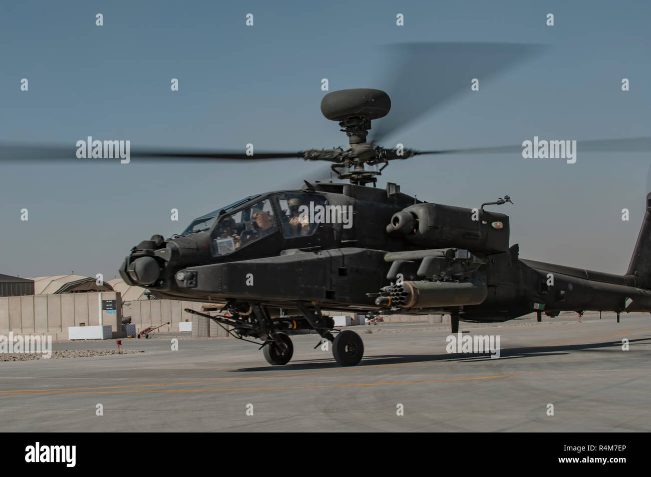 L'Helmand, Bastion/Afghanistan -Circa 2010 : AH 64 Hélicoptère d'attaque Apache Longbow British Army Air Corp,​ au cours de l'opération Herrick Banque D'Images