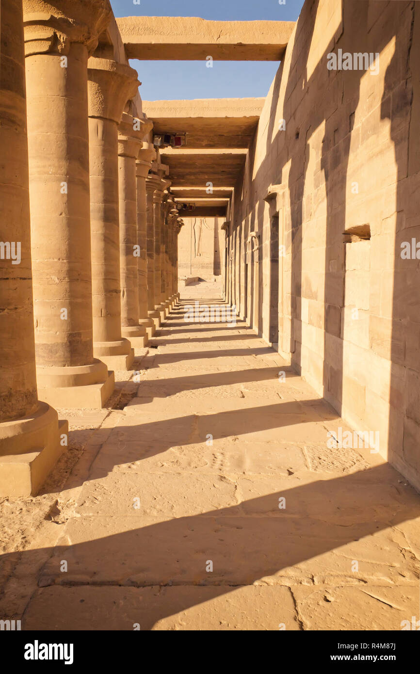 Colonnade de colonnes antiques au Temple de Philae (Egypte) Banque D'Images