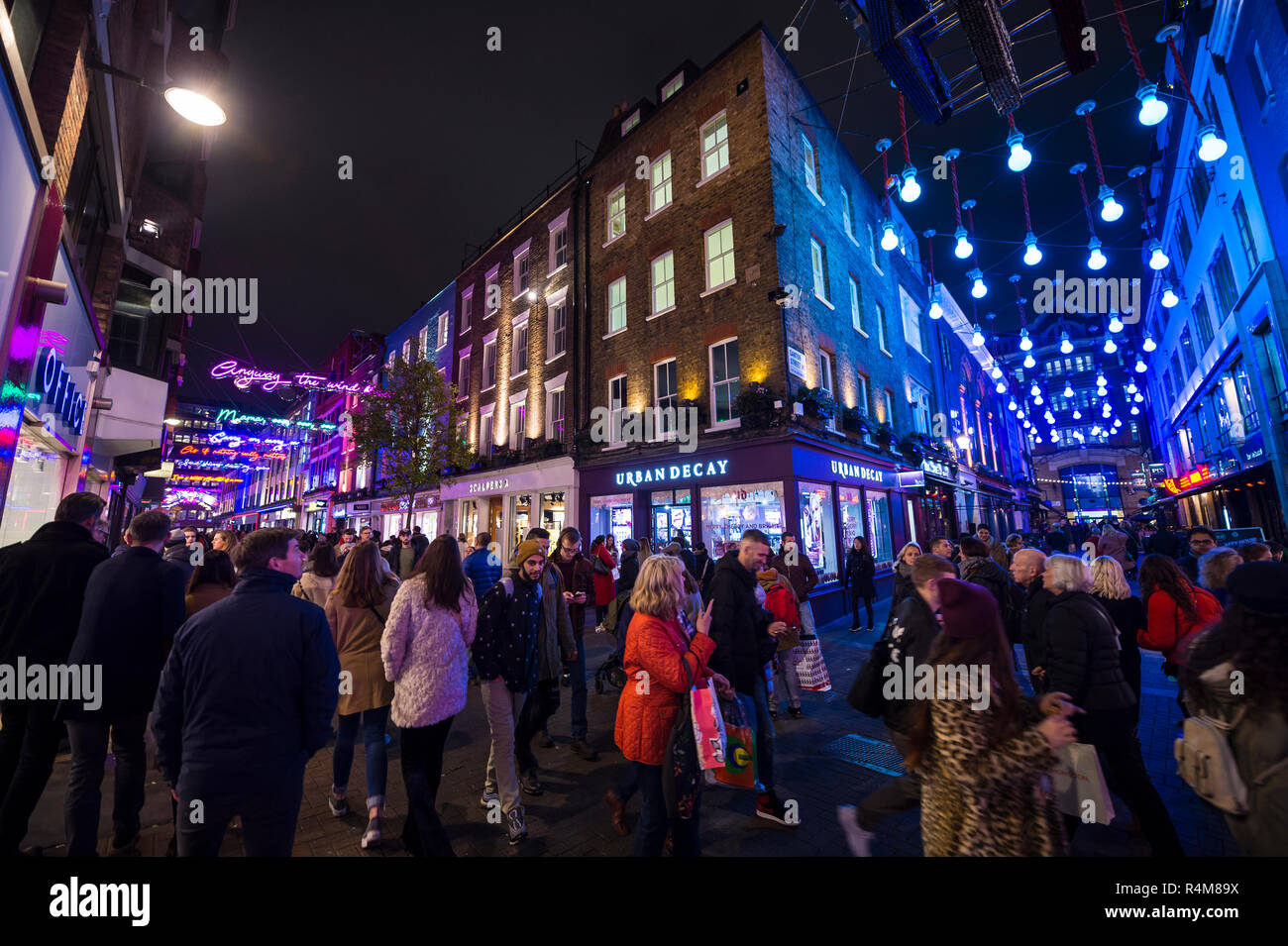 Londres - le 23 novembre, 2018 le Black Friday : clients de vacances admirer les lumières de Noël à thème Bohemian Rhapsody décorant Carnaby Street Banque D'Images