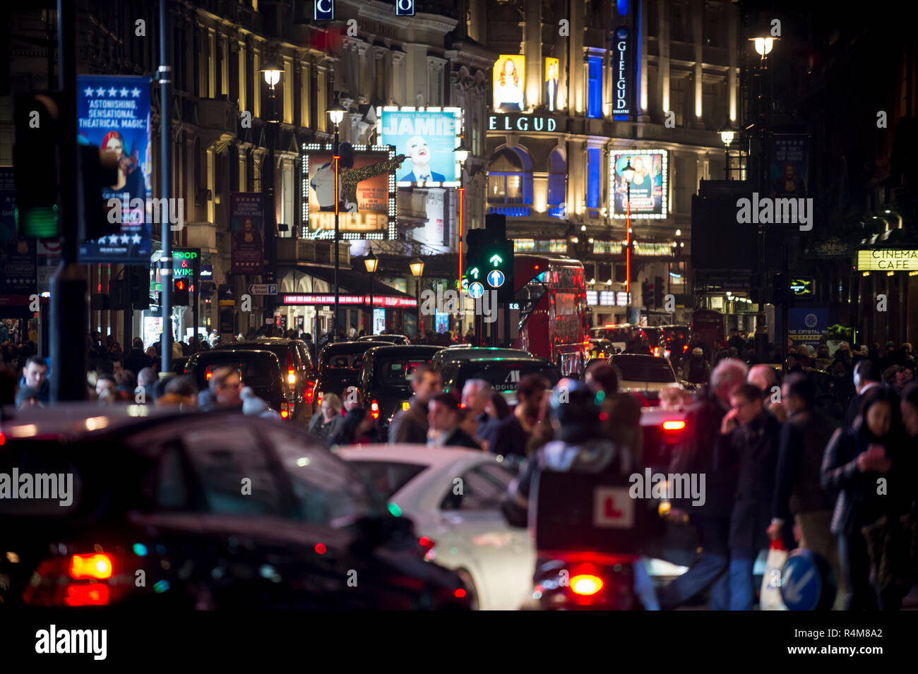 Londres - le 23 décembre 2018 : les piétons traverser une intersection obstruée à Piccadilly Circus, en face de la lumières brillantes de théâtres de West End. Banque D'Images