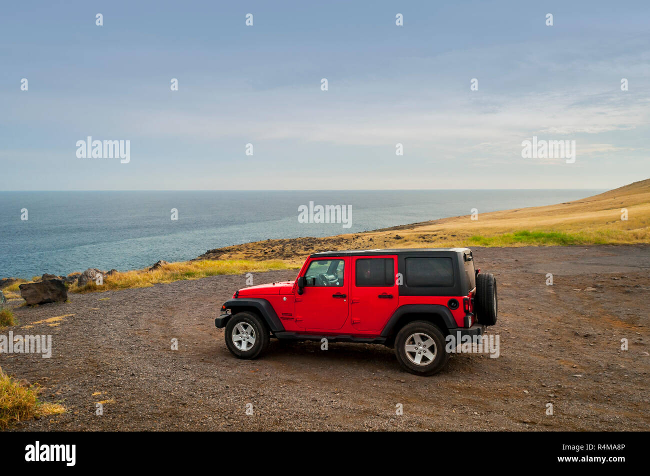 Une Jeep rouge stationnée sur la rive sud de Maui, Hawaii. La rive sud est relativement peu développé, avec peu d'infrastructures touristiques, mais beaucoup d'spectacula Banque D'Images