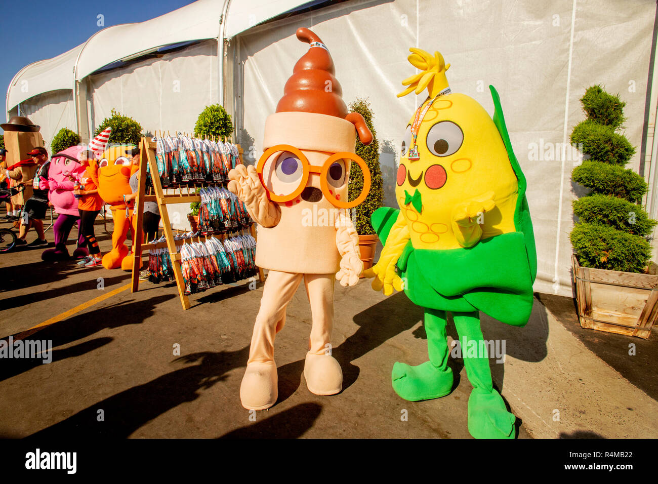 Des cornets de crème glacée, des épis de maïs, des bonbons et une orange à une investiture salue county fair 5K 'Fun' à Costa Mesa, CA. Remarque pour les gagnants de médailles en arrière-plan. Banque D'Images