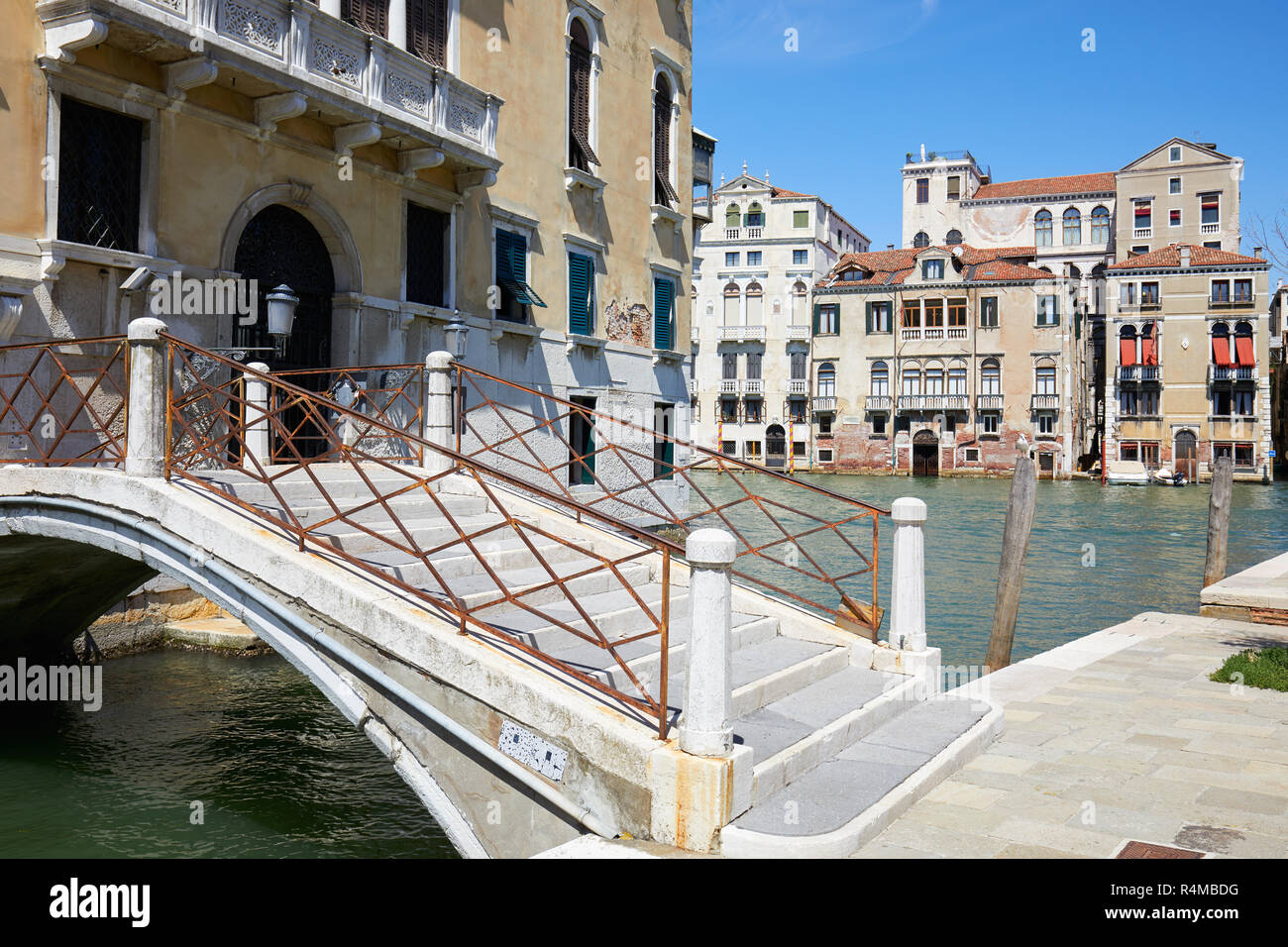 Venise, édifices anciens et vue sur le grand canal avec pont dans une journée ensoleillée en Italie Banque D'Images Venise, édifices anciens et vue sur le grand canal avec pont dans une journée ensoleillée en Italie Banque D'Images