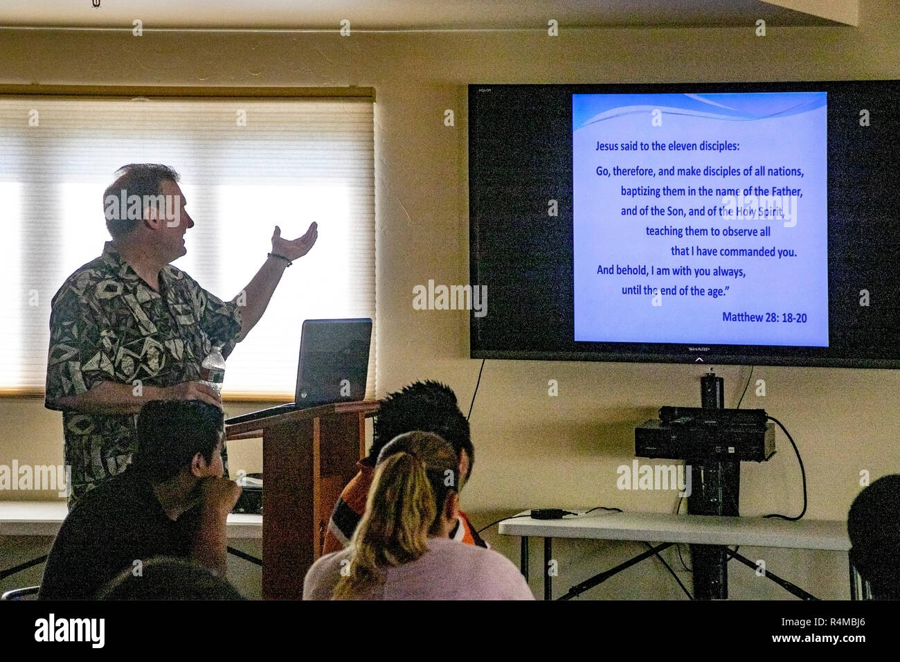 Un diacre procède à une conférence illustrée sur les valeurs familiales aux parents dans sa congrégation à une Laguna Niguel, CA, l'église catholique. Remarque Bible extrait à l'écran. Banque D'Images