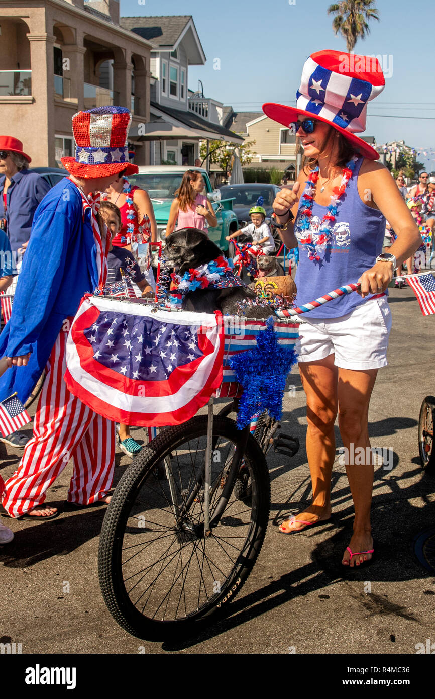 Décorées de couleurs criardes des vélos à un quatrième de juillet carnaval dans un Newport Beach, CA, Parc. Banque D'Images