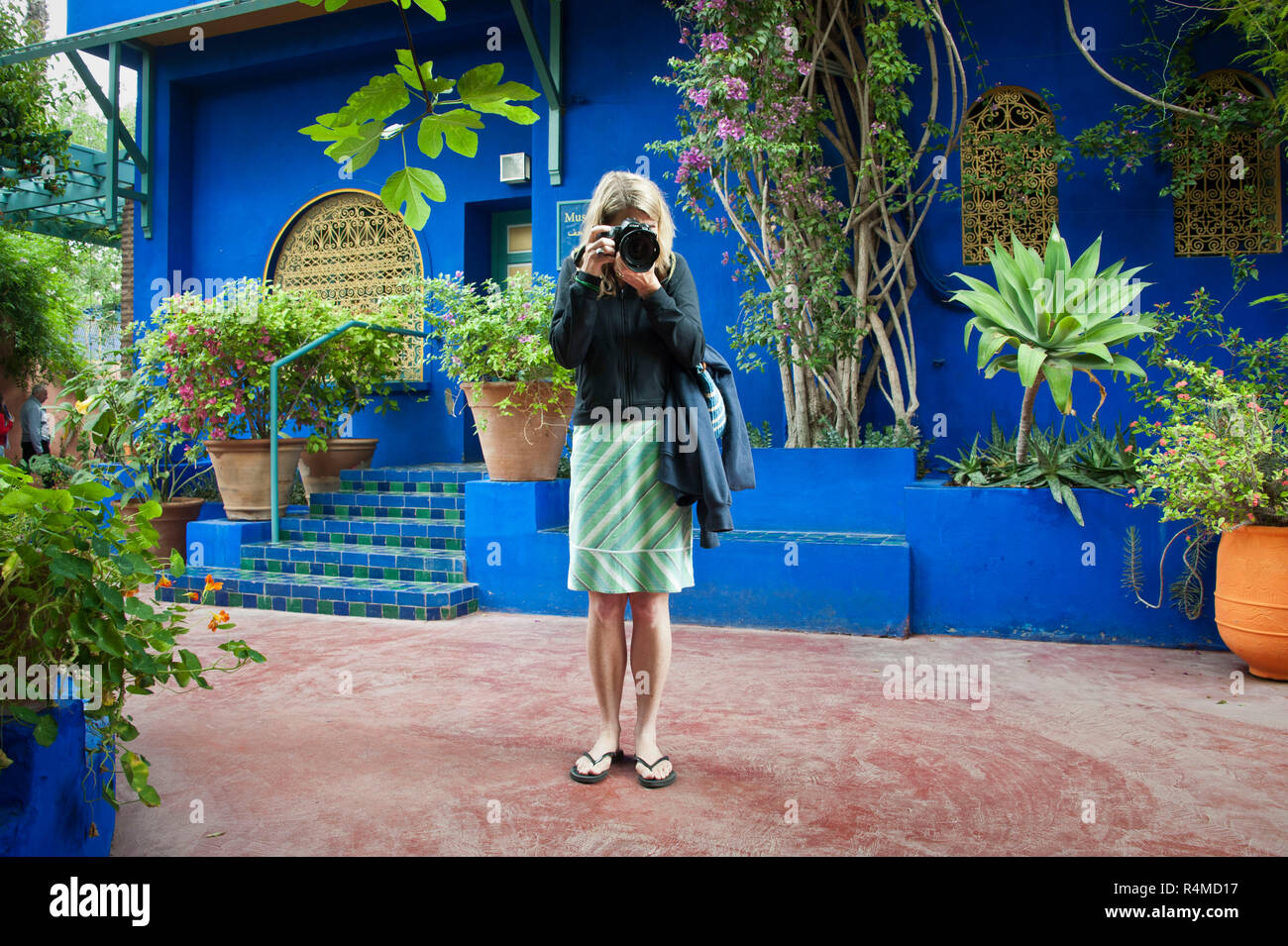 18-04-11. Marrakech, Maroc. Un photographe de prendre des photos dans le Jardin Majorelle (Jardin Majorelle, ) est un deux et demi-acre de jardin botanique et Banque D'Images