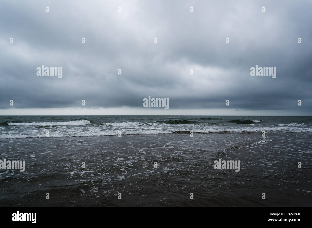 La mer sauvage sur un jour de pluie / gris Banque D'Images