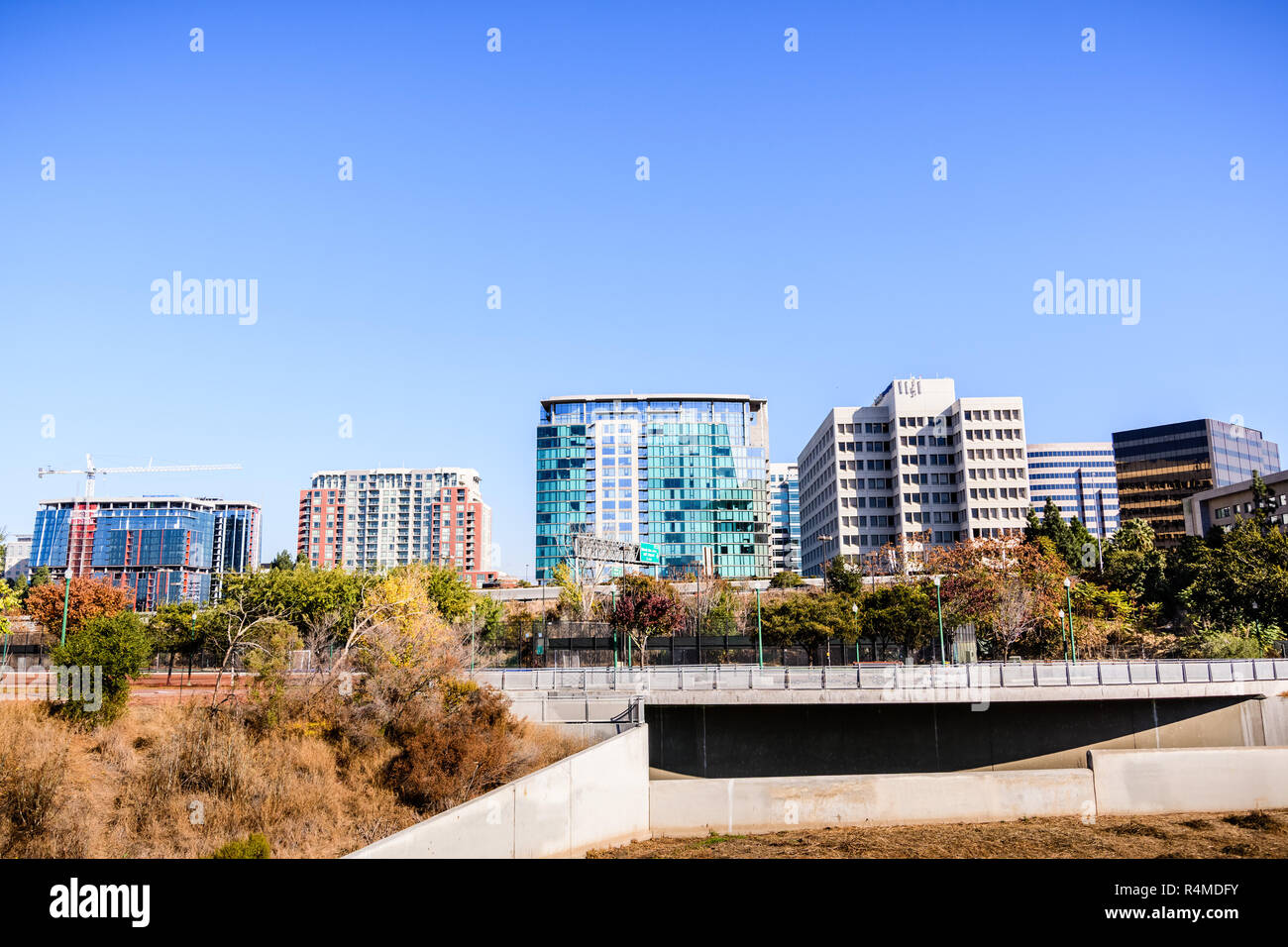 San Jose's centre-ville vu de la rive du fleuve Guadalupe sur une journée d'automne ensoleillée ; Silicon Valley, Californie Banque D'Images