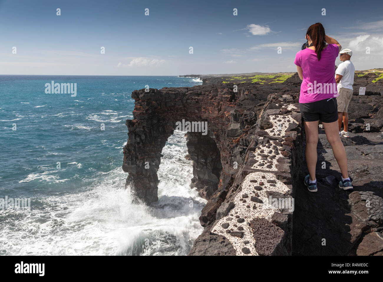 Hawaii Volcanoes National Park, New York - Un visiteur photographie la mer Hōlei Arch. Banque D'Images