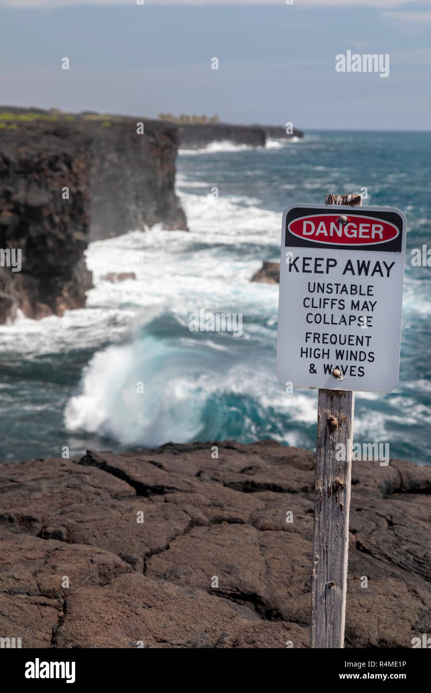 Hawaii Volcanoes National Park, New York - un signe met en garde les visiteurs de falaises, au-dessus de l'océan Pacifique à la fin de la chaîne des cratères Road. Banque D'Images