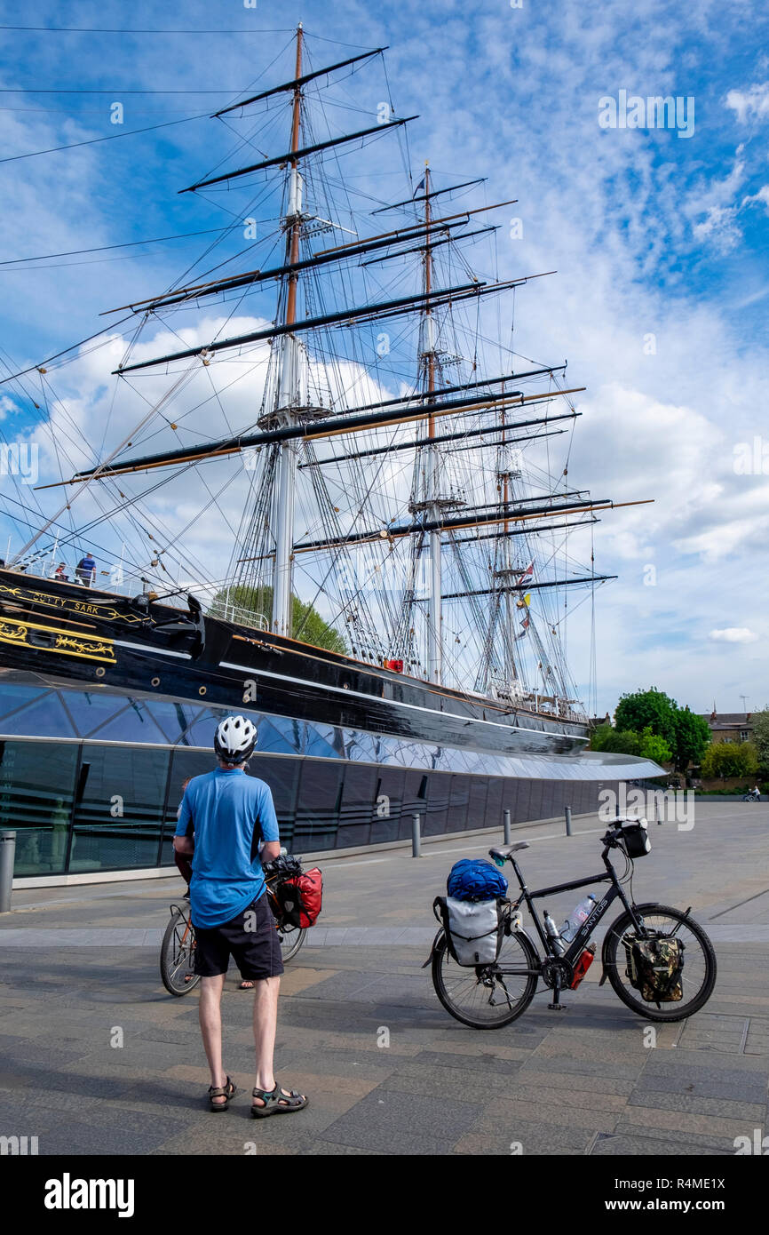 Les cyclotouristes à au navire Cutty Sark, Greenwich, Londres Banque D'Images