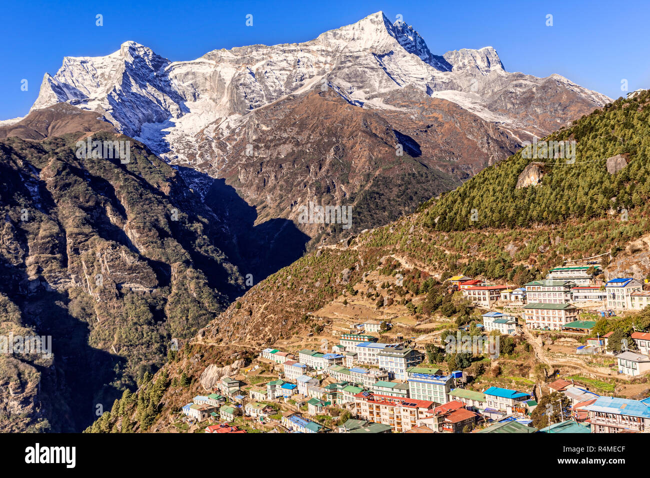 Avis de Namche Bazar et Damaraland Ri peak sur le trek à camp de base de l'Everest, la vallée de Khumbu, parc national de Sagarmatha, Solukhumbu, Népal Banque D'Images