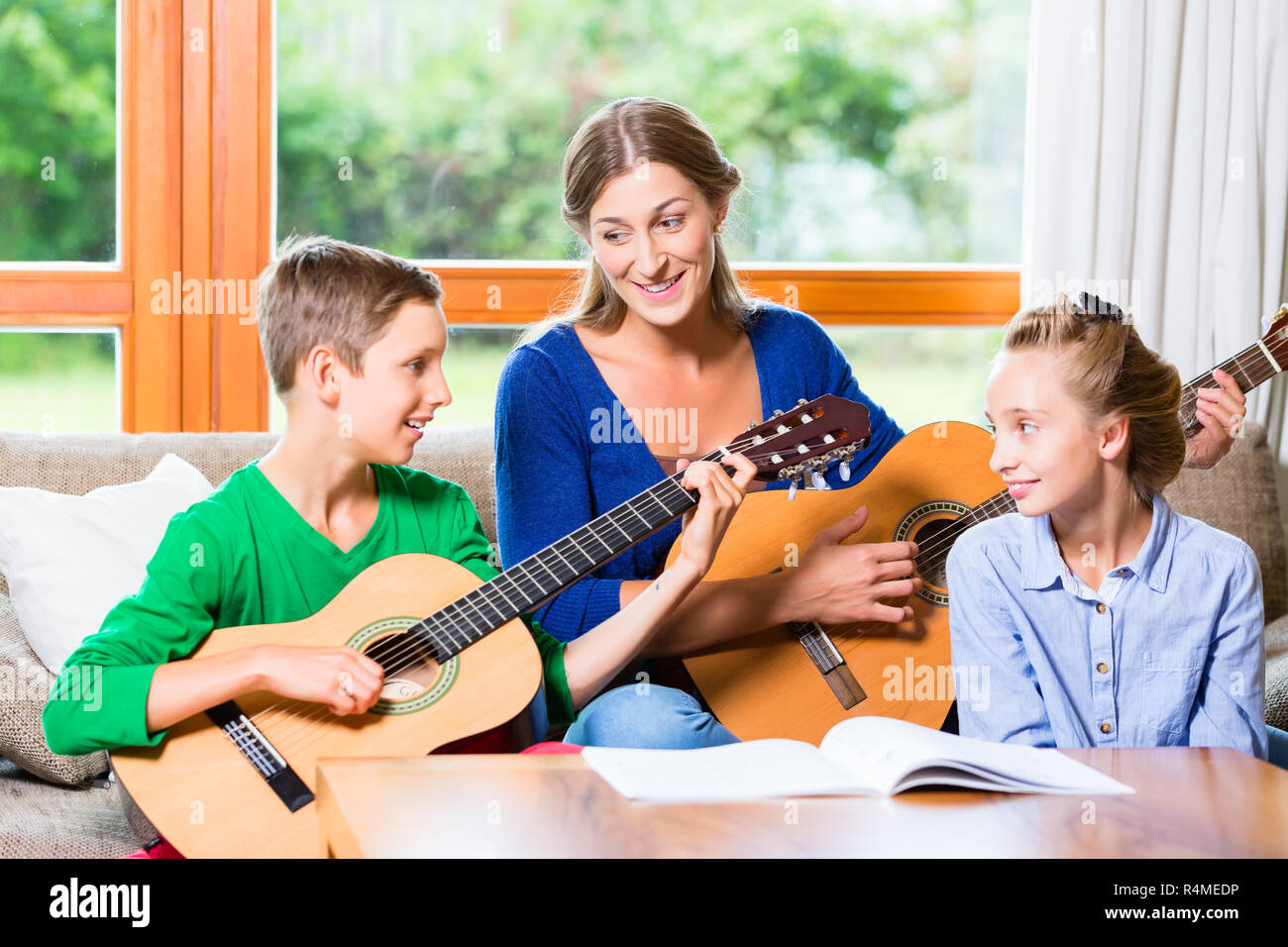 Famille faire de la musique avec guitare Banque D'Images