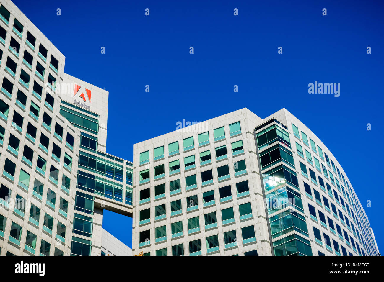 Novembre 25, 2018 San Jose / CA / USA - Adobe Inc. siège social au centre-ville de San Jose, au sud de la baie de San Francisco, Silicon Valley Banque D'Images