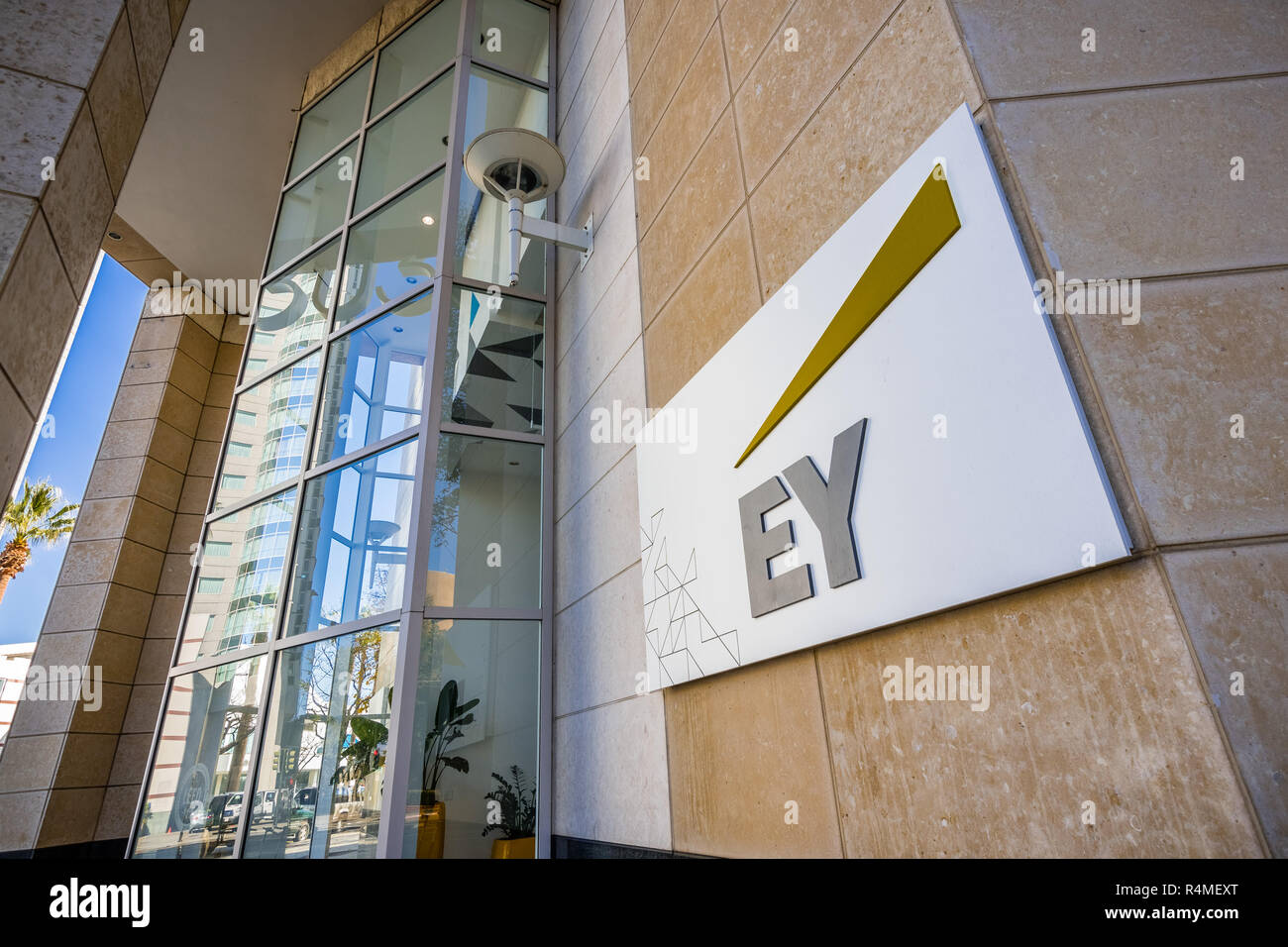 Novembre 25, 2018 San Jose / CA / USA - EY logo à côté de l'entrée de leurs bureaux dans le centre-ville de San Jose, South San Francisco bay sont Banque D'Images