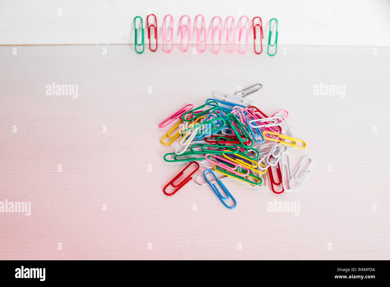 Couleur multi trombones alignés dans une rangée. Bande de papier coloré clip.focus sélectif.Copy space.fournitures scolaires, fournitures de bureau, le retour à l'école, les arts et l'artisanat. Le minimalisme créatif Banque D'Images