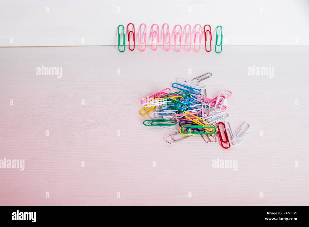 Couleur multi trombones alignés dans une rangée. Bande de papier coloré clip.focus sélectif.Copy space.fournitures scolaires, fournitures de bureau, le retour à l'école, les arts et l'artisanat. Le minimalisme créatif Banque D'Images