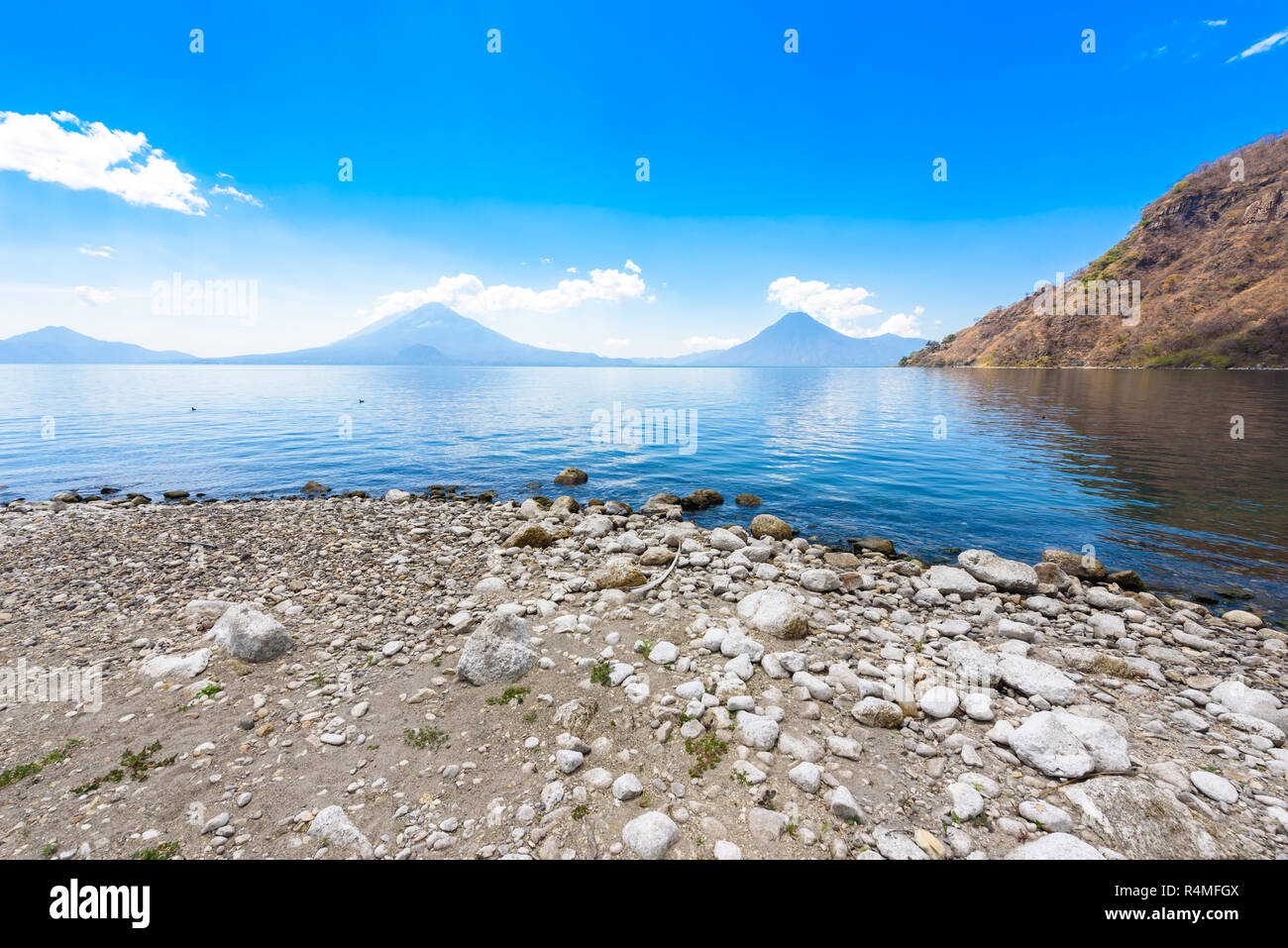 Paradise beach avec chaise au lac Atitlan, Panajachel - loisirs et détente avec vulcano landscape paysage dans les hautes terres du Guatemala Banque D'Images