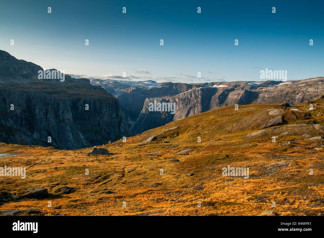Incroyable de montagnes norvégiennes Banque D'Images