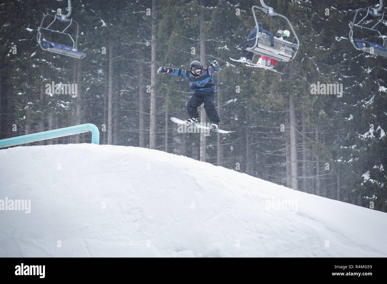 BUKOVEL,UKRAINE-20 mars,2018 : concours de snowboard en hiver.Les jeunes athlètes en compétition en snowboard.Cool sport extrême pour les jeunes de la concurrence Banque D'Images