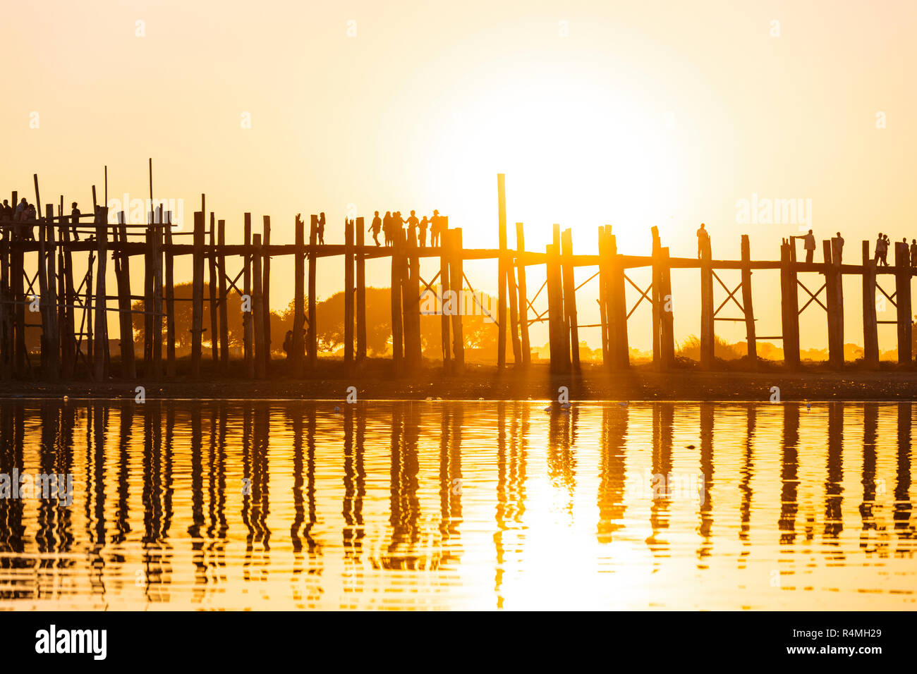 U Bein bridge coucher du soleil Banque D'Images