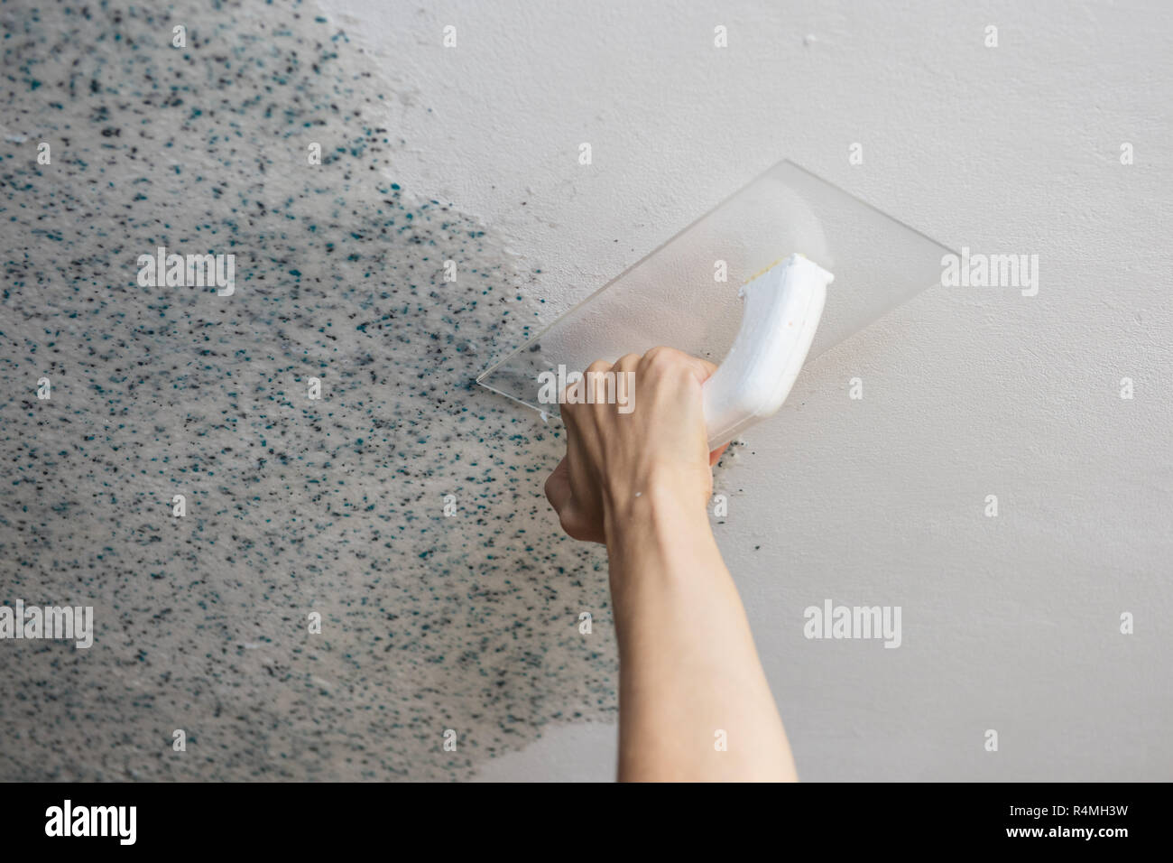 Coller le papier peint liquide Photo Stock - Alamy