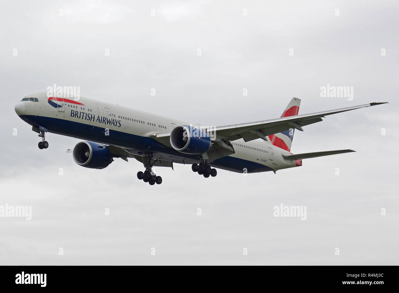 British Airways Boeing 777-36N G-STBE l'atterrissage à l'aéroport de Londres Heathrow Banque D'Images