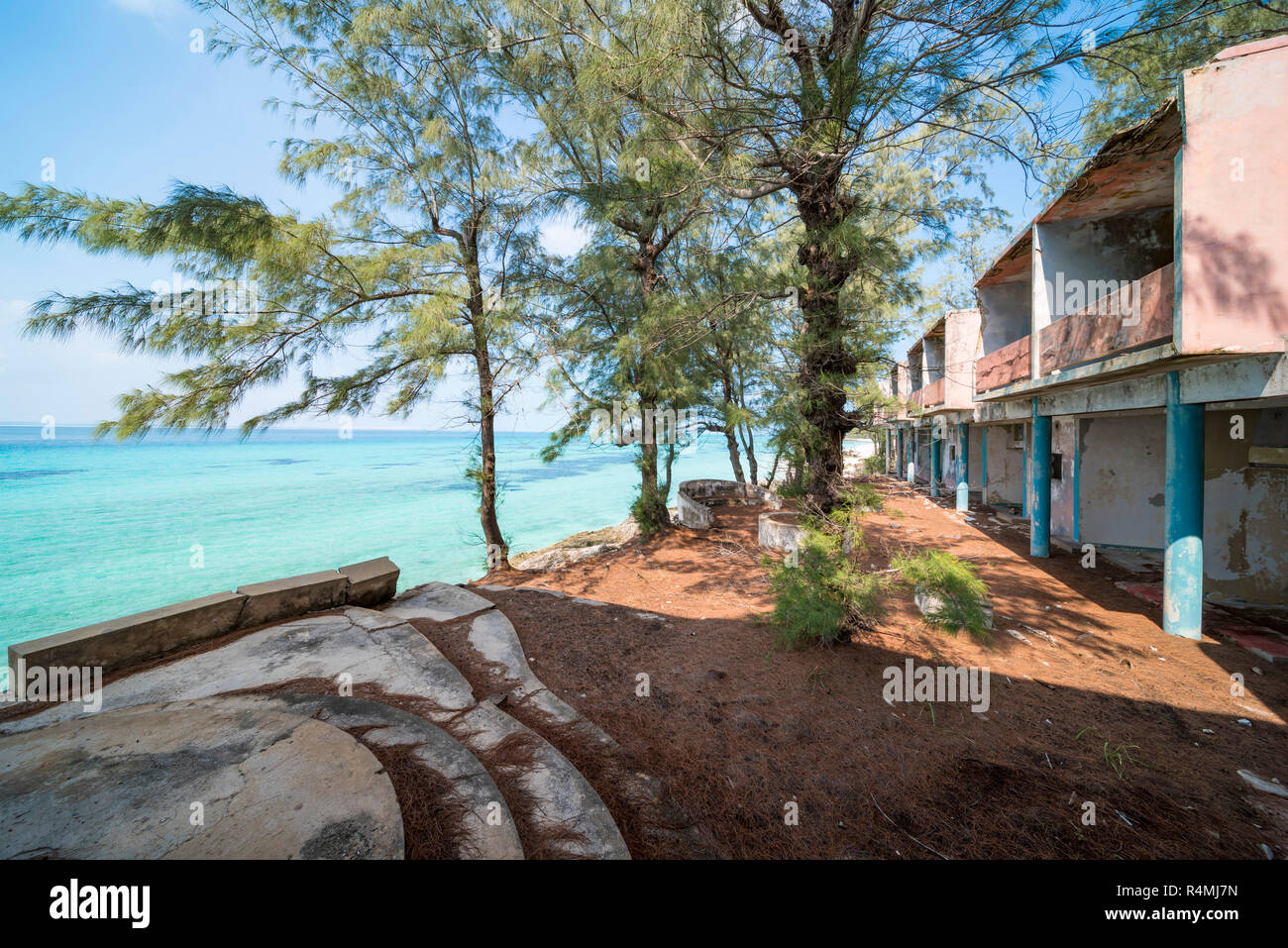 Les ruines de l'hôtel Santa Carolina sur Paradise Island, archipel de Bazaruto, Mozambique. Banque D'Images