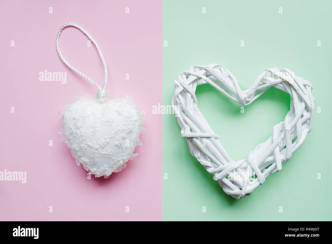 Coeur blanc en bois sur fond blanc décoratif pastel.coeur isolé.Bonne Saint Valentin.Mother's Day card.anniversaire ou mariage immersive.Télévision.laïcs composition festive avec des coeurs, cartes de vœux sur fond vert,rose. Banque D'Images