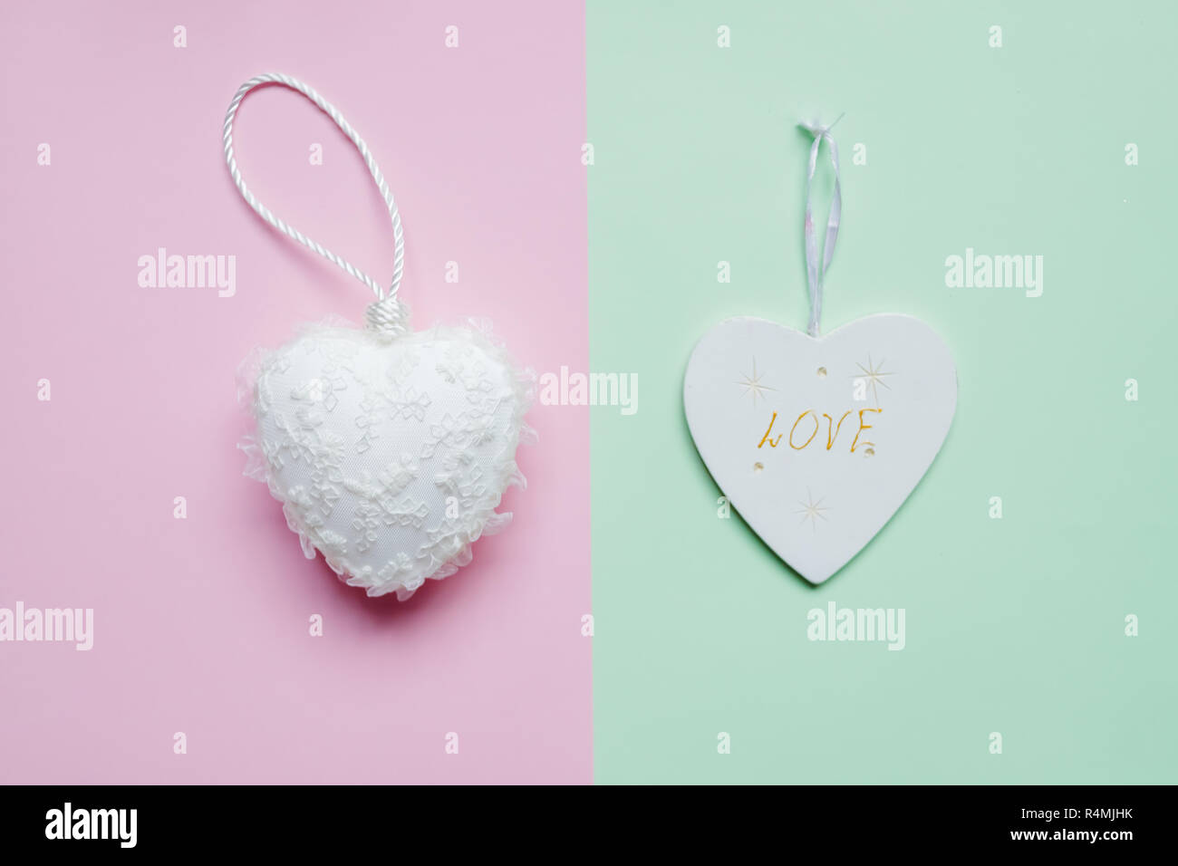 Coeur blanc en bois sur fond blanc décoratif pastel.coeur isolé.Bonne Saint Valentin.Mother's Day card.anniversaire ou mariage immersive.Télévision.laïcs composition festive avec des coeurs, cartes de vœux sur fond vert,rose. Banque D'Images