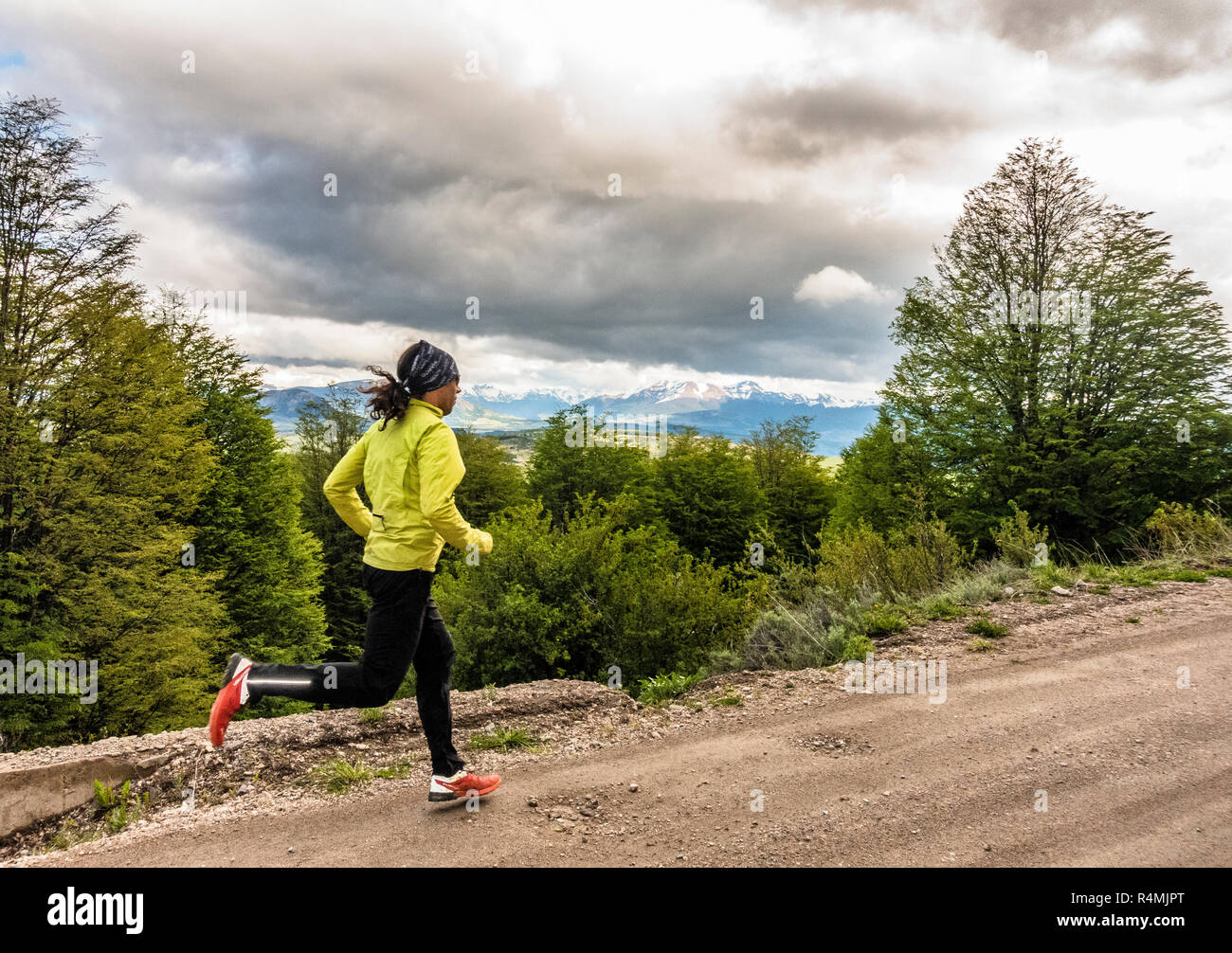 Fonctionnement de l'athlète sur un chemin de terre près de Temuco, Chili dans la région de Aysen Patagonie. Banque D'Images