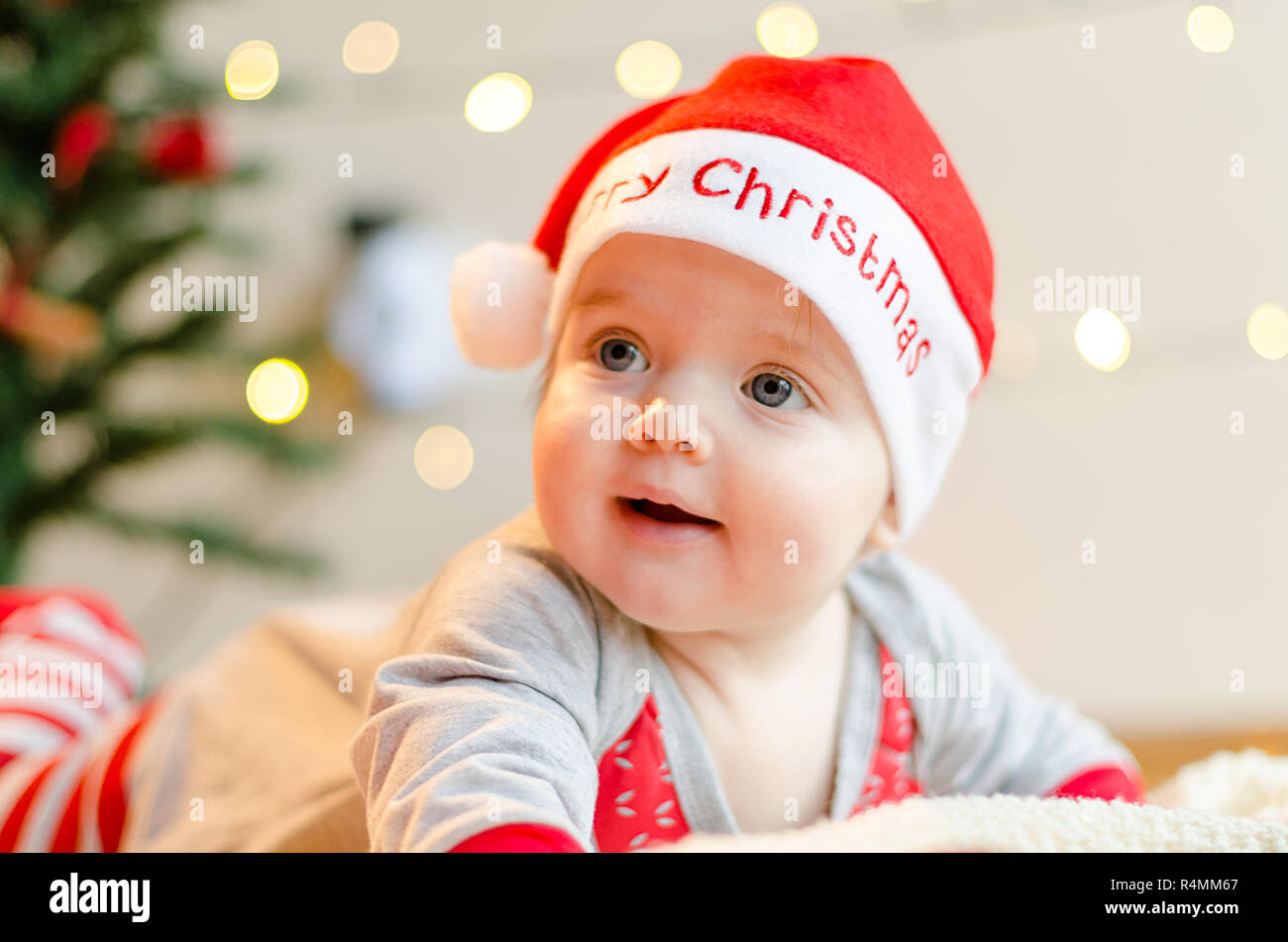 Joyeux Noel Bebe Fille Dans Un Present Fort Autour De L Arbre De Noel Et Decorations Photo Stock Alamy Joyeux Noel Bebe Fille Dans Un Present Fort Autour De L Arbre De Noel Et Decorations Photo Stock Alamy