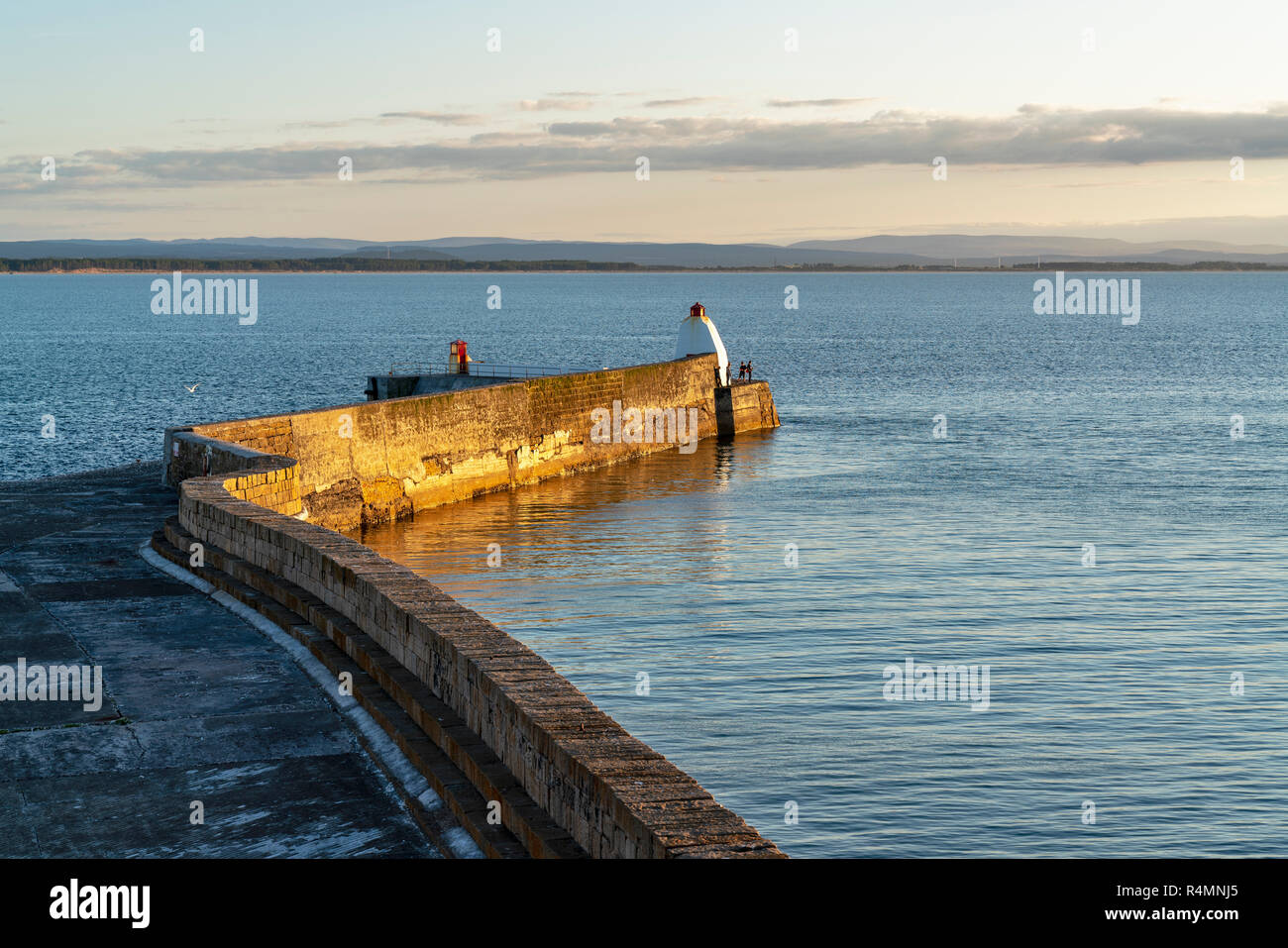 Il s'agit de Burghead Harbour Pier, Moray, en Écosse, le mardi 4 septembre 2018 dans la dernière demi-heure d'ensoleillement. Photographié par JASPERIMAGE ©. Banque D'Images
