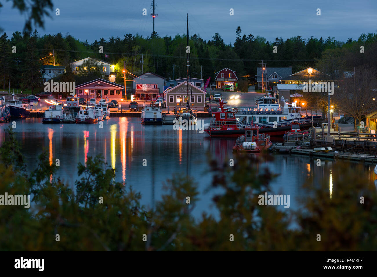 Port de Little Tub et ville de Tobermory, au crépuscule, connu sous le nom de 'l'eau douce Plongée sous-capitale du monde', de l'Ontario, Canada Banque D'Images