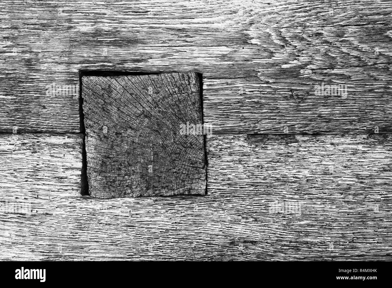 Détail de l'articulation sur poutres en bois ancien log house, noir et blanc de l'image de texture Banque D'Images