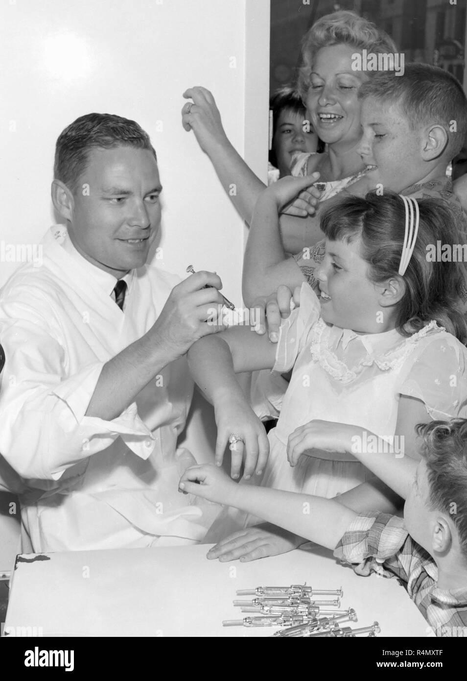 Le nouveau vaccin contre la polio est donné dans le sud de la Californie, ca. 1960. Banque D'Images