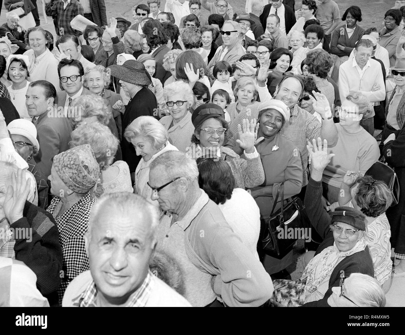 La foule à une grande brocante dans le sud de la Californie, ca. 1970. Banque D'Images