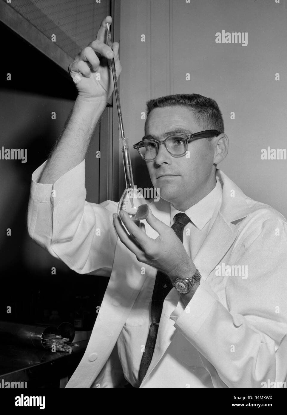 Un technicien travailler à une société américaine du Cancer Research Center à l'UCLA en Californie du Sud, ca. 1959. Banque D'Images