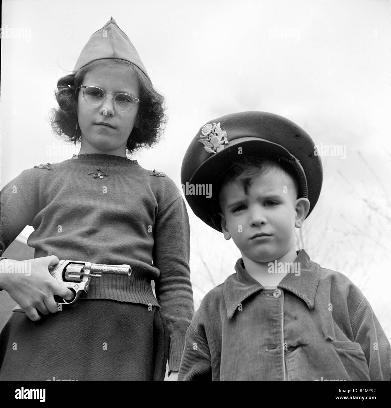 Frère et sœur se tenir ensemble pour un étrange portrait, ca. 1953. Banque D'Images