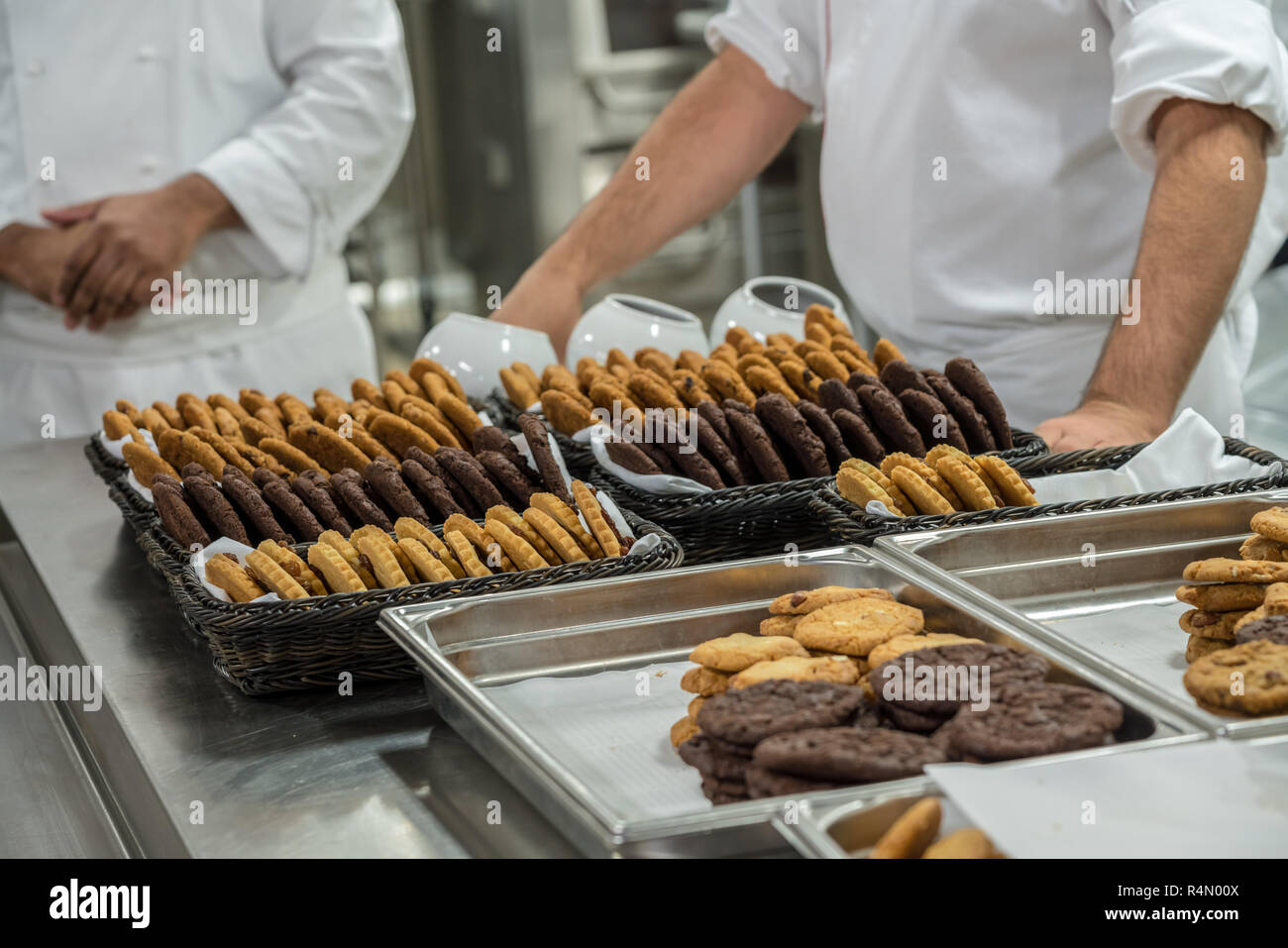 Les cookies d'être cuits dans la cuisine commerciale Banque D'Images