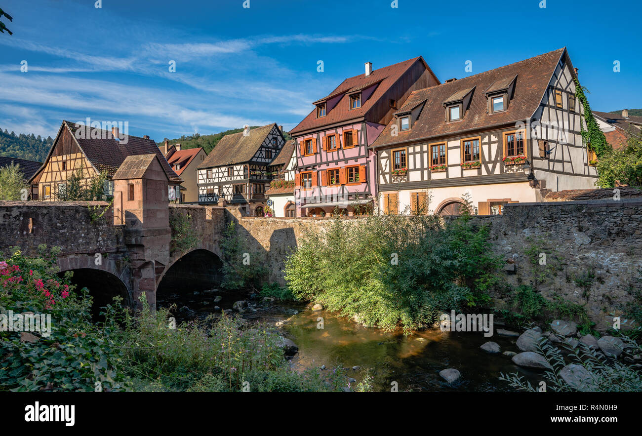 Vieille ville de Kaysersberg en Alsace, sur une journée d'automne ensoleillée. Banque D'Images